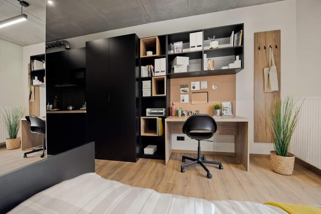 Shed Living Krakow Aparthotel Exteriör bild
