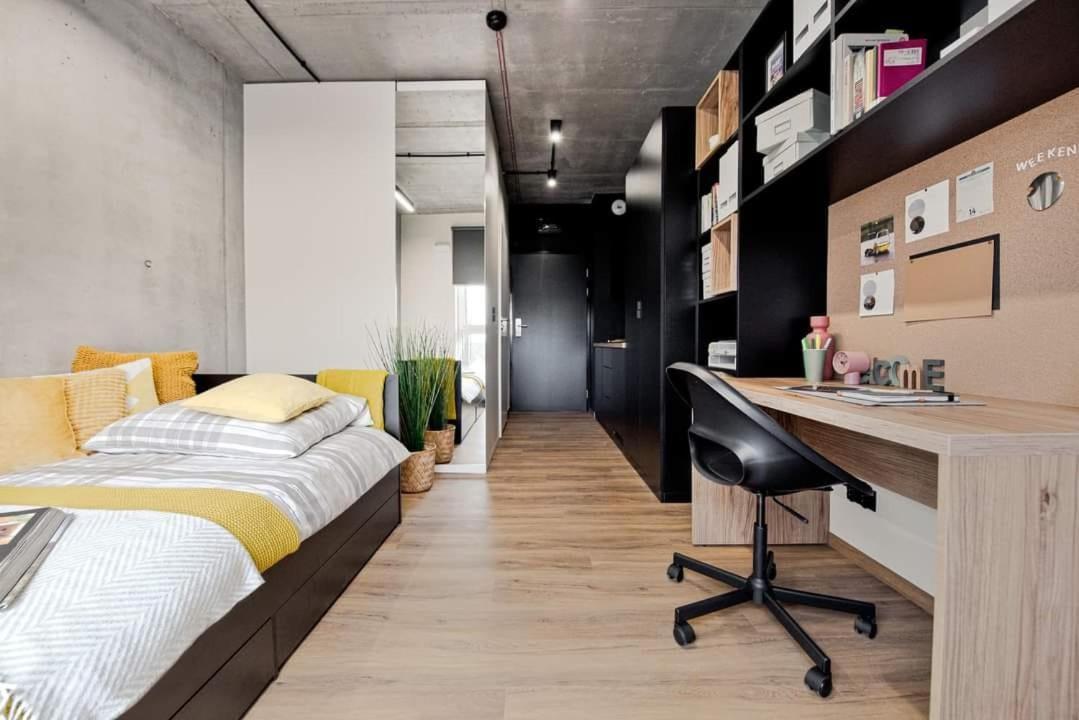 Shed Living Krakow Aparthotel Exteriör bild